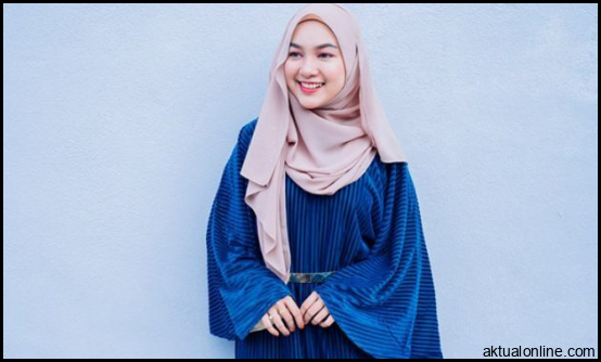 10 Warna Jilbab Yang Cocok Dipadukan Dengan Baju Biru Tua - Kabarin Yuk