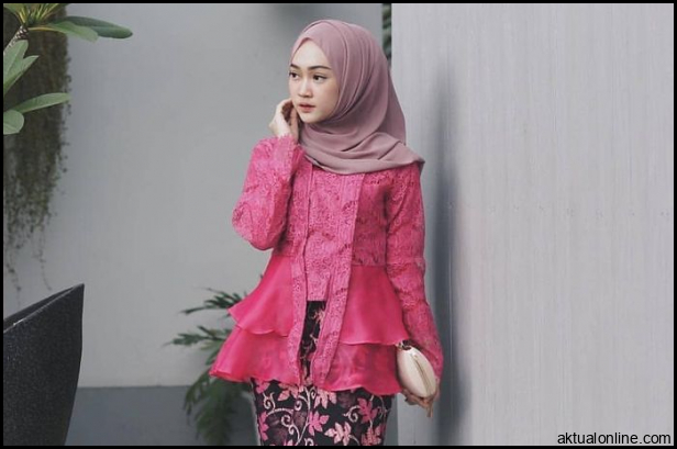 Hijab Yang Cocok Untuk Kebaya Warna Pink - Widi Utami