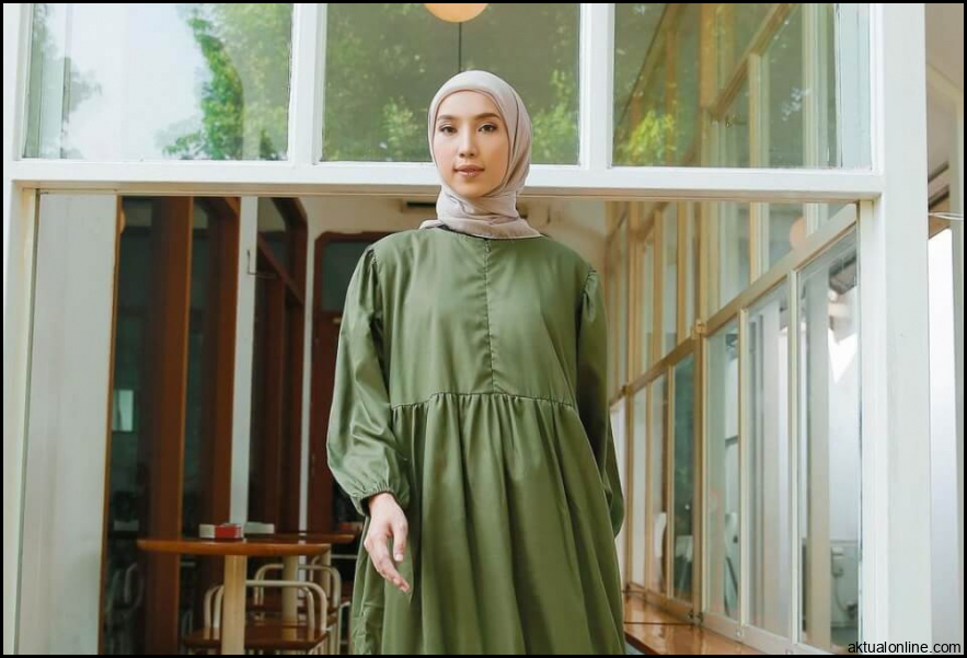 Steal The Look! Inspirasi Outfit Hijab Warna Hijau Army, Tampil Classy ...